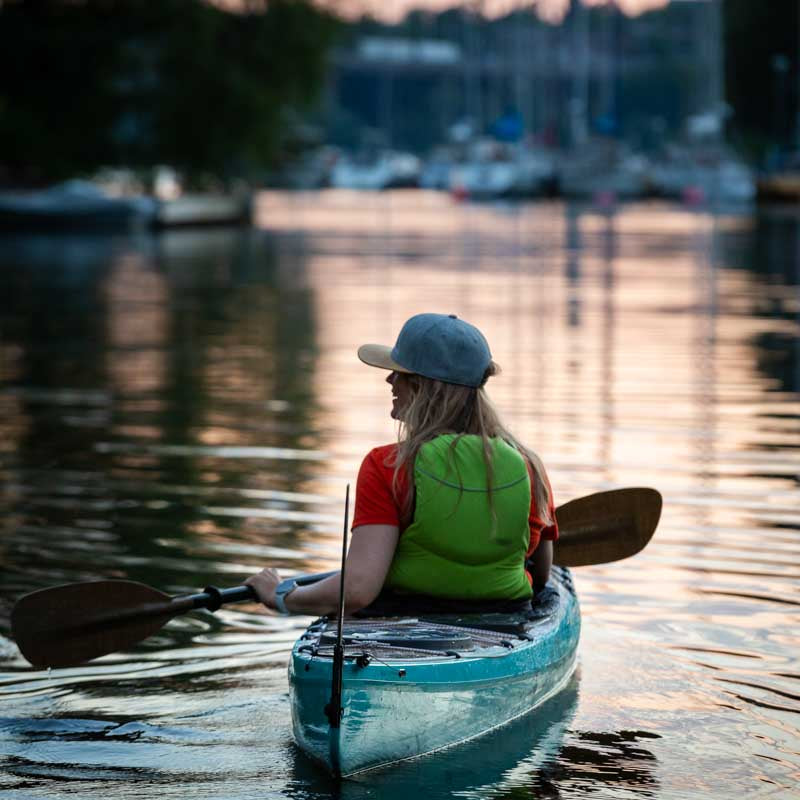 Women paddling a Melker Rödlöga