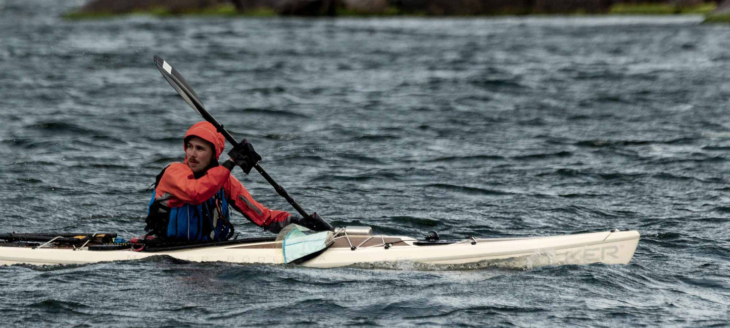 Emil Gyllenberg in a melker rödlöga sea kayak